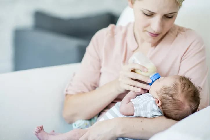 Objawy refluksu u niemowląt – jak je rozpoznać i co robić?